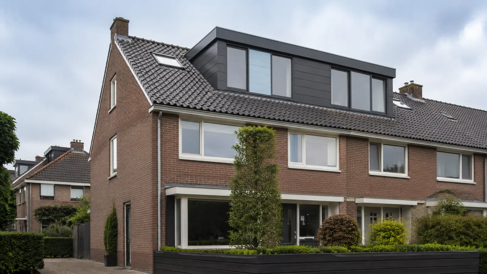 Moderne brede dakkapel op een Nederlandse woning